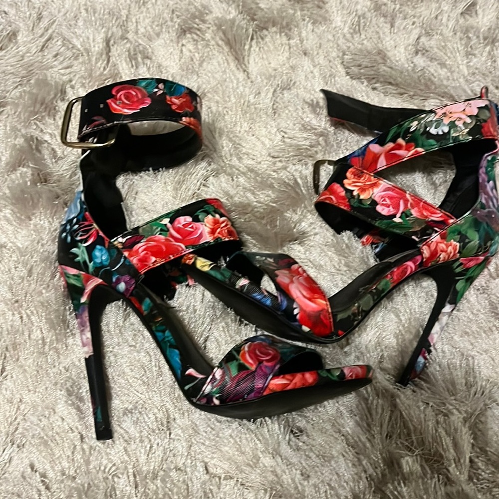 Steve Madden Womens size 7.5 floral heels.